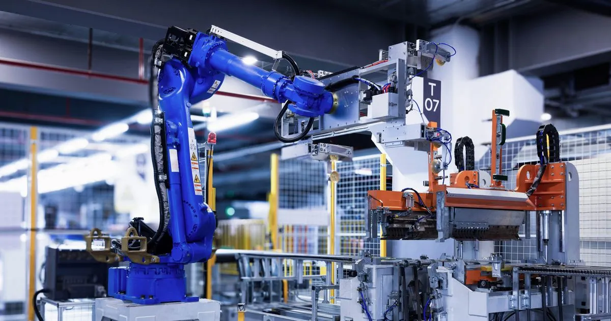 Industrieroboter-Arm an einer automatisierten Fertigungslinie